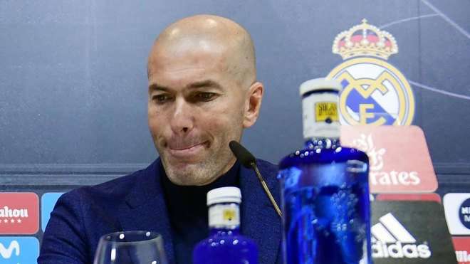 Zidane quyết định rời Real trong vinh quang chói lọi