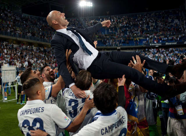 Học trò ăn mừng chiến thắng cùng HLV Zidane sau khi giành chức vô địch La Liga 2016/17