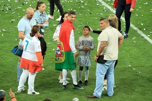 Võ sĩ đấu bò và máy bay chiến đấu đều đã có mặt ở Kiev bảo vệ Ronaldo và gia đình của anh