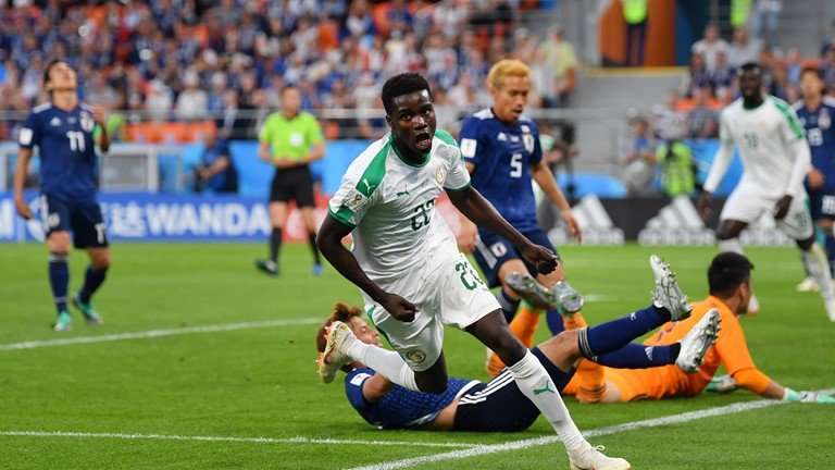 Wague ăn mừng bàn thắng nâng tỷ số lên 2-1 cho Senegal