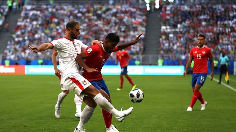 Ivanovic (áo trắng) thi đấu xông xáo bên cánh phải của Serbia
