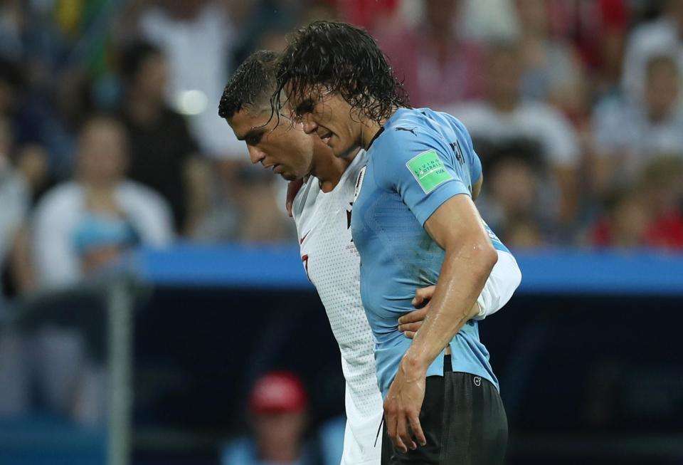 Cavani chấn thương lúc cuối trận gặp Bồ Đào Nha