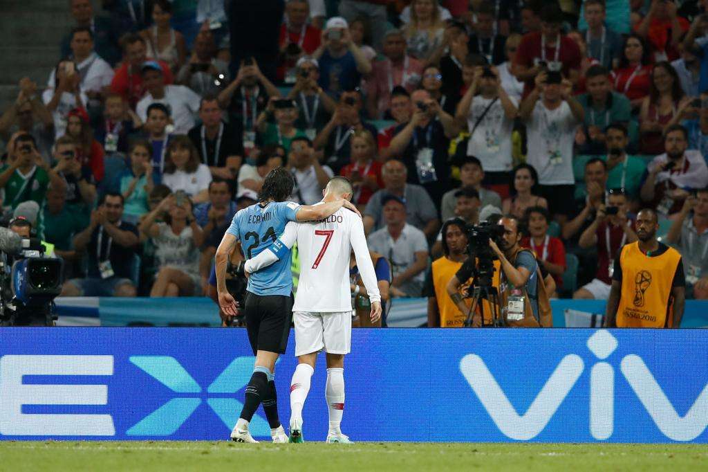 Ronaldo dìu Cavani ra sân