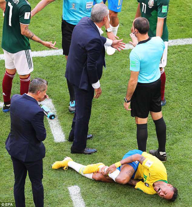 Neymar giãy nảy ăn vạ khi đối thủ chạm nhẹ vào chân