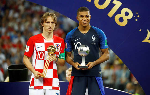 Modric (trái) giành danh hiệu Quả bóng vàng World Cup 2018
