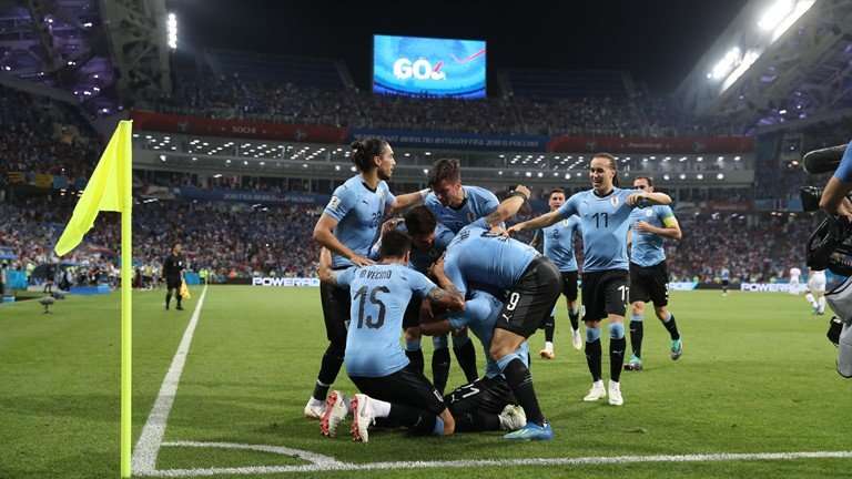 Uruguay xuất sắc vào tứ kết