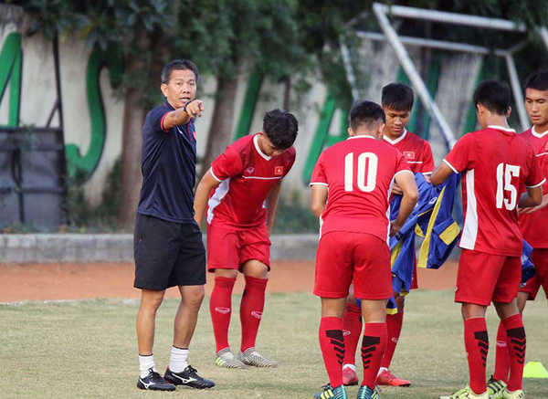 HLV Hoàng Anh Tuấn dành sự quan tâm đến hàng công U19 Việt Nam