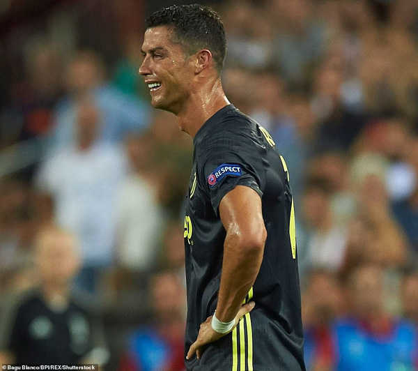 C.Ronaldo "kêu oan" sau khi phải nhận thẻ đỏ