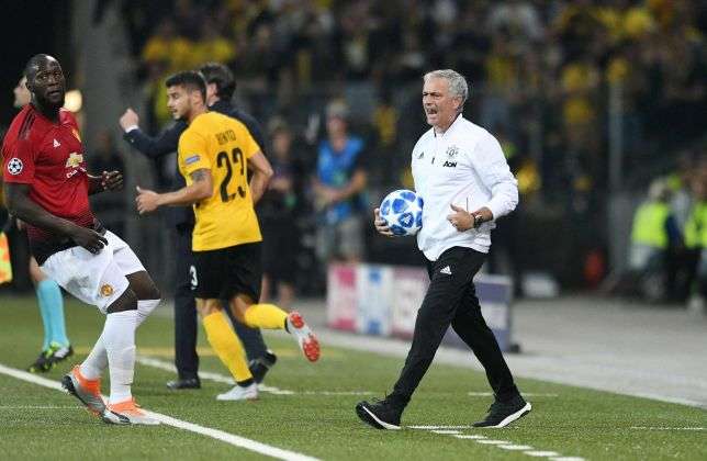 Mourinho hài lòng với màn trình diễn của MU ở trận ra quân C1 nhưng chê mặt sân cỏ nhân tạo của Young Boys
