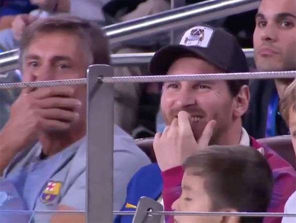 Messi nở nụ cười thích thú sau khi chứng kiến tình huống này