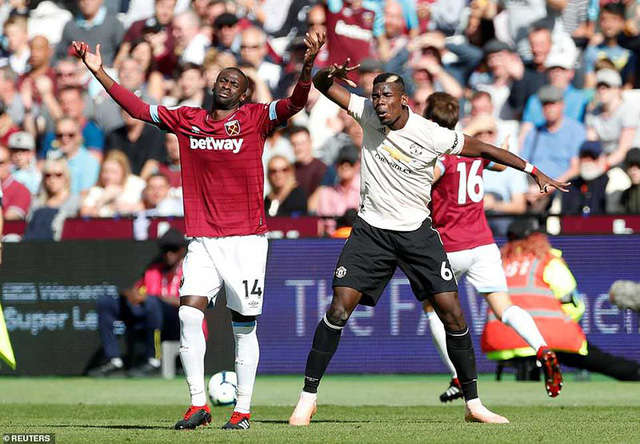 Thi đấu kém hiệu quả, Pogba (phải) bị thay ra sân ở hiệp hai trận đấu với West Ham