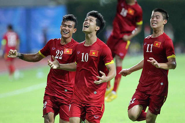 Công Phượng ăn mừng bàn thắng sau pha sút phạt vào lưới Thái Lan ở SEA Games 2015