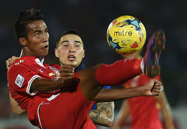 Maung Maung Lwin (áo đỏ) tự tin Myanmar sẽ thành công ở AFF Cup 2018