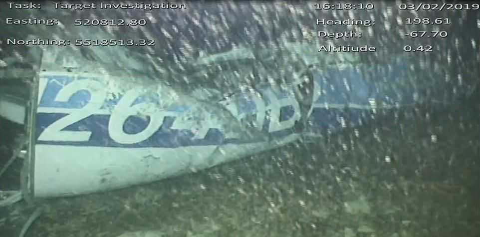 Tìm thấy thi thể chưa xác định trong chiếc máy bay ở dưới biển.