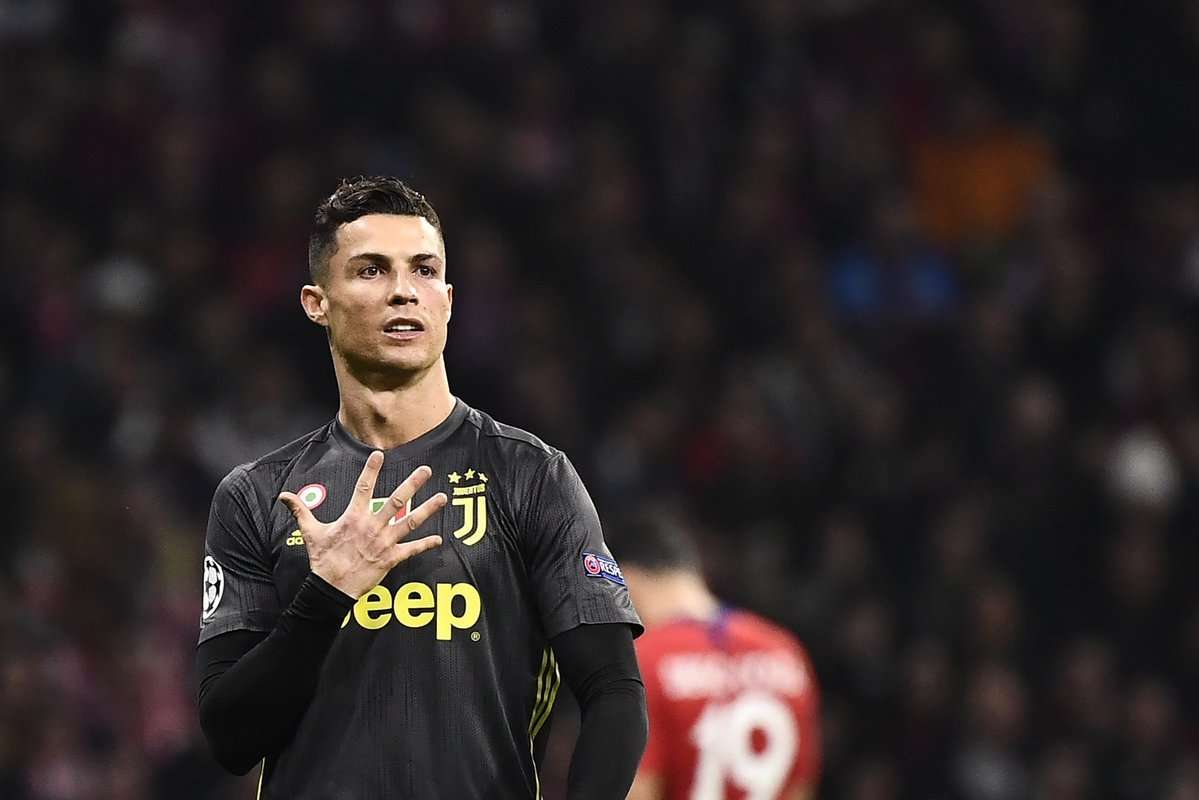Ronaldo dùng "Bàn tay nhỏ" mỉa mai CĐV Atletico