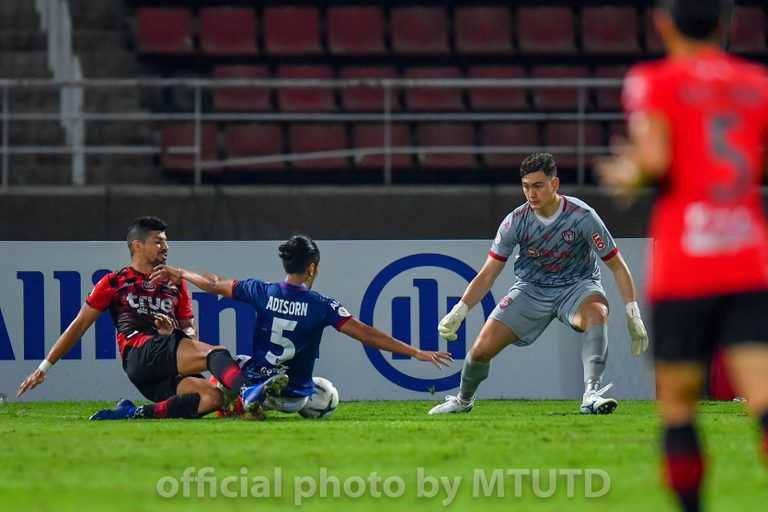 Văn Lâm được đánh giá cao dù Muangthong United thua 2 trận liên tiếp ở Thái-League