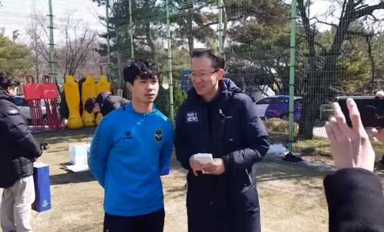 Công Phượng bắt cả đội Incheon United chờ vì... bận trả lời phỏng vấn