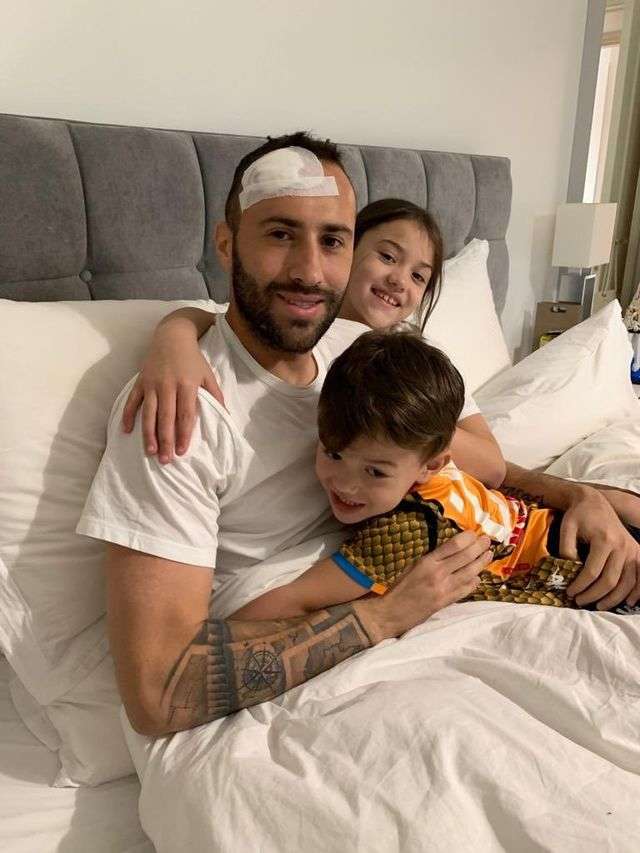 Ospina đăng hình trên mạng xã hội sau khi xuất viện về nhà