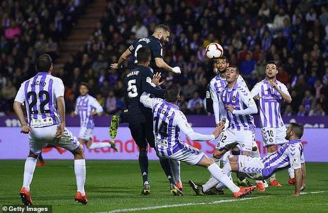 Varane gỡ hòa 1-1 cho Real Madrid ở phút 34