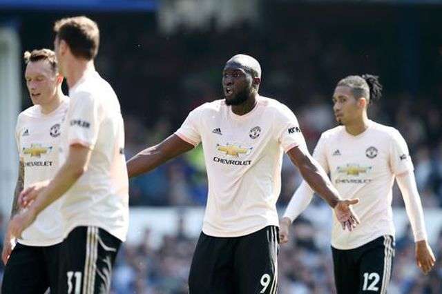 Lukaku (giữa) thất vọng với các đồng đội trong trận thua của Man Utd