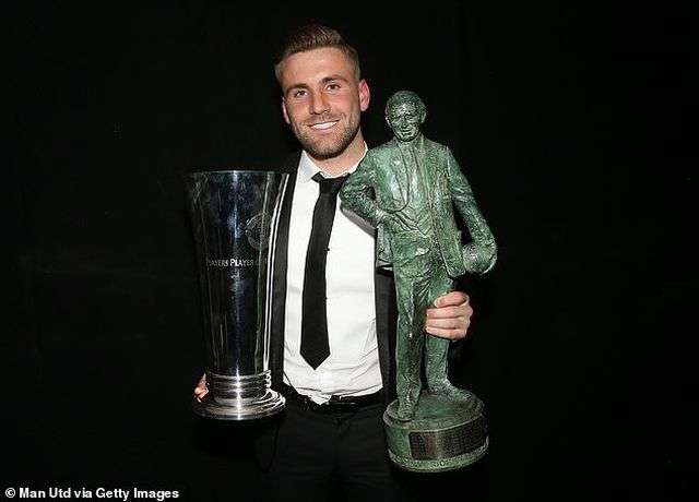 Luke Shaw đã giành được hai giải thưởng chính tại lễ trao giải cuối mùa của Manchester United
