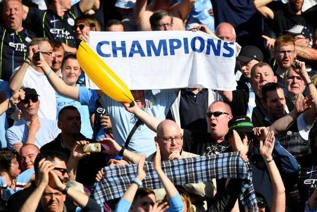 Niềm vui của các cổ động viên Man City với chức vô địch thứ hai liên tiếp của đội nhà ở Premier League