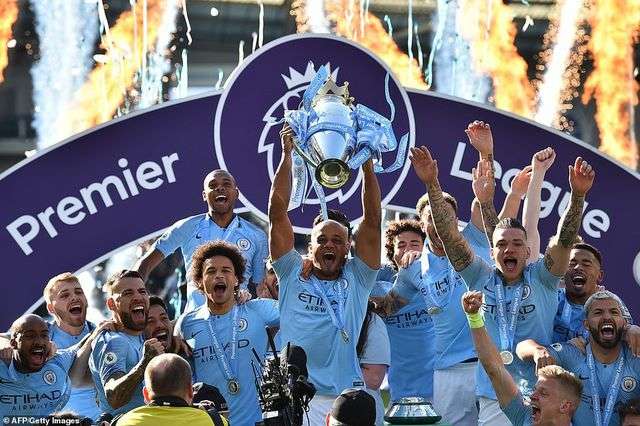 Niềm hạnh phúc của các cầu thủ Man City với chiếc cúp vô địch thứ hai liên tiếp. Nhiều cầu thủ Man City đã vô địch tới bốn lần tại Premier League như Auguero, Kompany