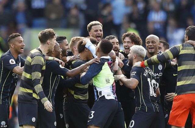 Các cầu thủ Man City xúm lại ăn mừng sau khi tiếng còi mãn cuộc trận đấu gặp Brighton vang lên. Man City thắng 4-1 và vươn lên điểm số 98 ở mùa giải năm nay, họ đăng quang lần thứ 4 kể từ năm 2012 cho tới nay và là năm thứ hai liên tiếp vô địch Premier League