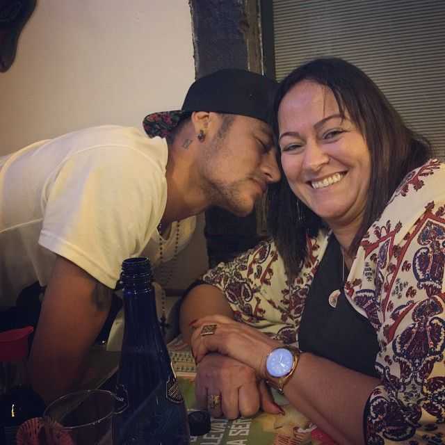 Mẹ Neymar xin con trai tha thứ cho ... "nạn nhân"