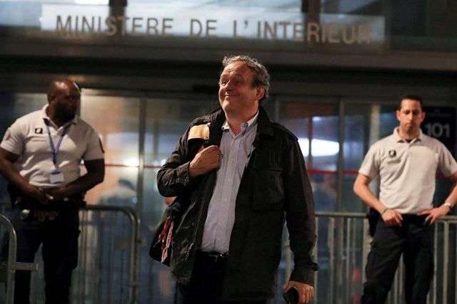 Cựu Chủ tịch UEFA, Michel Platini tươi cười sau khi được thả dự do
