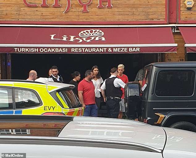 Các nhân viên của nhà hàng Thổ Nhĩ Kỳ – Likya đã nhanh chóng tới trợ giúp Mesut Oezil