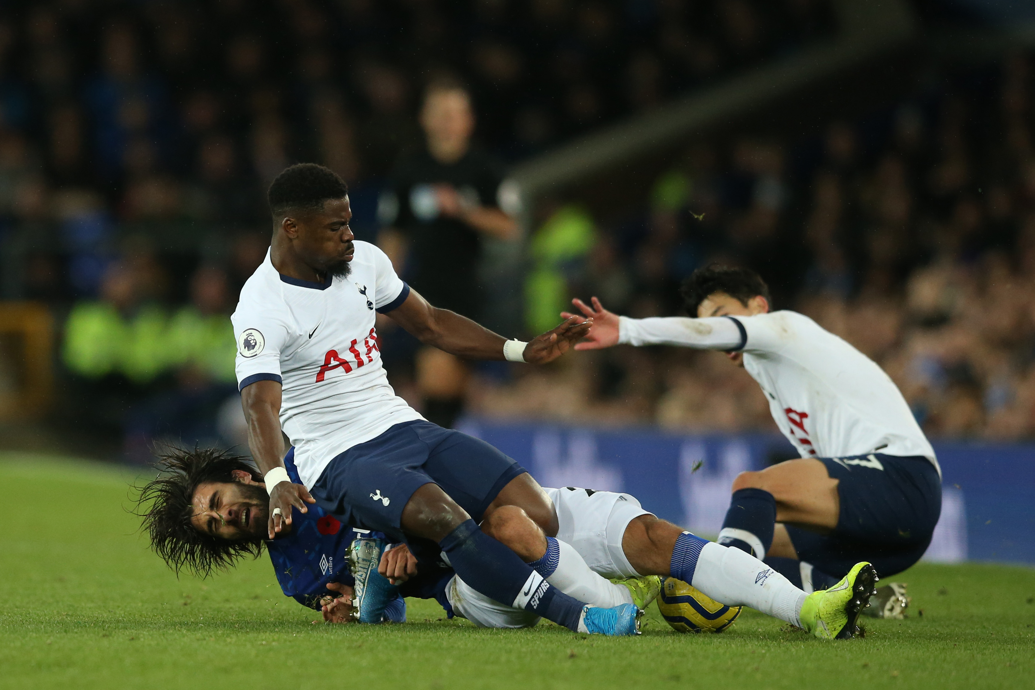 Andre Gomes dính chấn thương kinh hoàng trong trận đấu với Tottenham