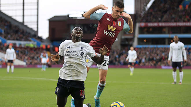 Pep cho rằng Sadio Mane đã ăn vạ ở trận Aston Villa 1-2 Liverpool