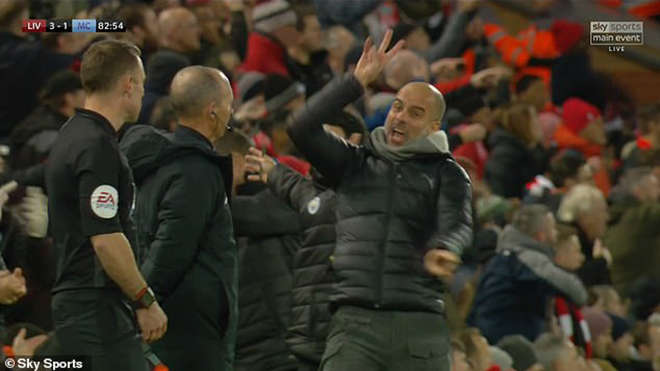 Phản ứng mạnh mẽ của HLV Guardiola khi đội nhà bị từ chối 2 quả penalty