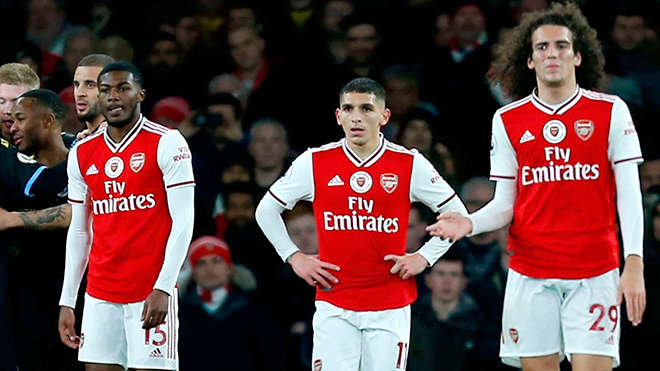 Thua Man City tới 0-3 ngay trên sân nhà, Arsenal lún sâu hơn vào khủng hoảng