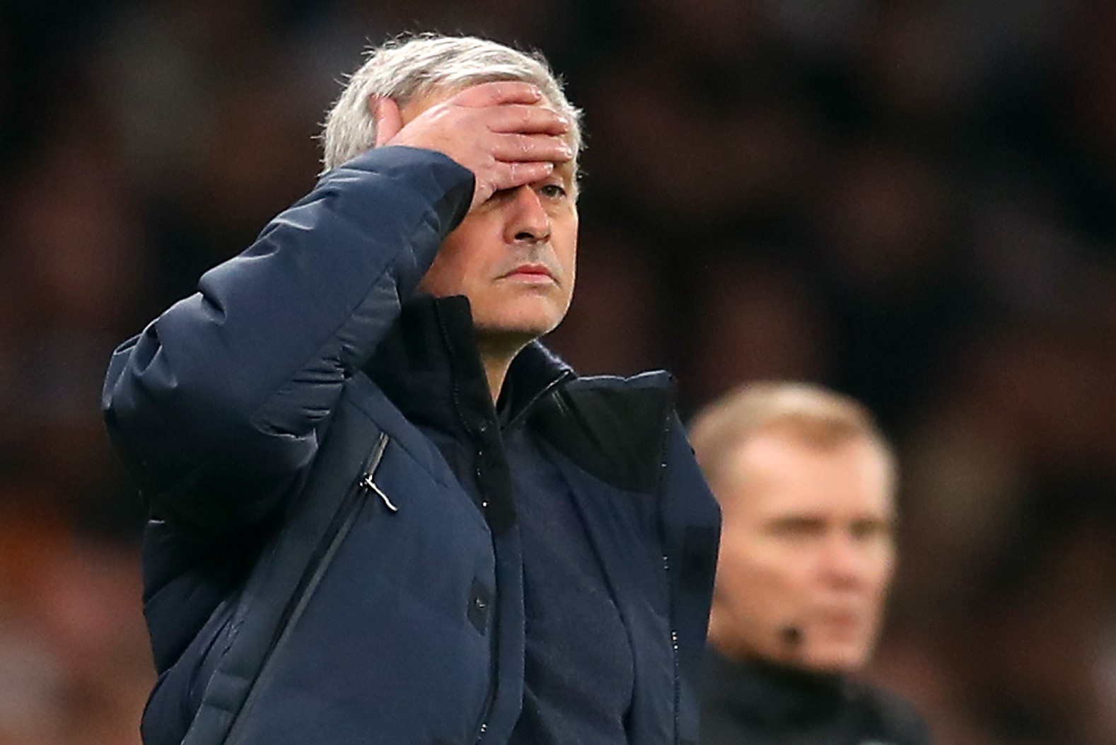 Mourinho hối hận vì đã cạo trọc đầu