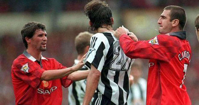 Roy Keane (trái) là một trong những người bảo vệ Eric Cantona
